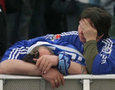 خيبة أمل مشجعي نادي شالكه 04 بعد الهزيمة 