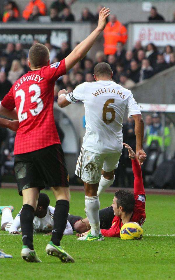 ويليامز أثناء تسديد الكرة في رأس بيرسي