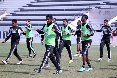 لاعبو الشباب يؤدون تمرينات الإحماء  في بداية تدريبات اليوم