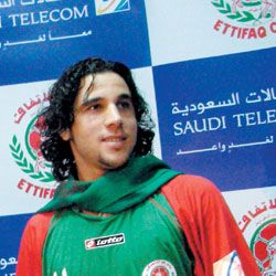 عقال متوشحاً الشعار الإتفاقي لحظة التوقيع