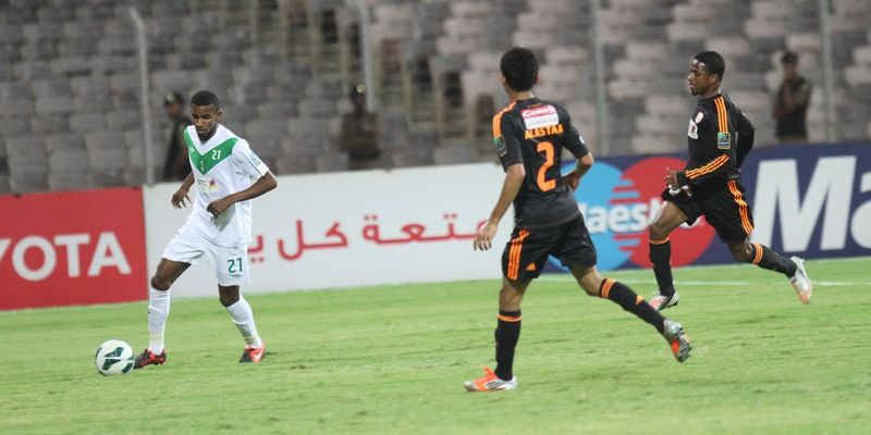 بلغيث مدافع الأهلي يشتت الكرة قبل أن يصل لها ناصر الشمراني