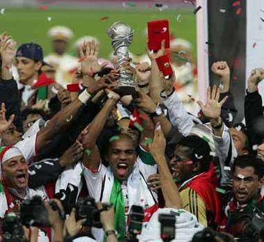 الإمارات ترفع كأس خليجي 18