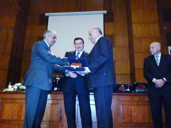 تكريم الرجوب بجائزة الهرم الذهبي