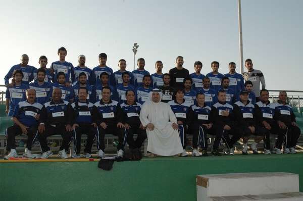 طلال الفهد يتوسط اللاعبين في الصورة الرسمية لمنتخب الكويت المشارك في "خليجي 21" 