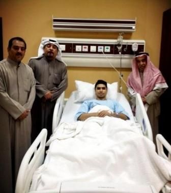 إبراهيم شهاب ووالده وأعمامه بعد عملية الرباط الصليبي التي أجراها اليوم