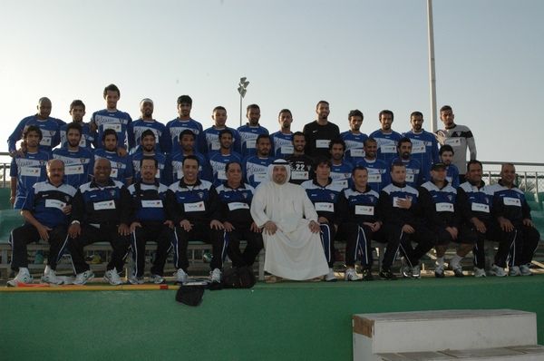 صورة جماعية للأزرق الكويتي مع الشيخ طلال الفهد