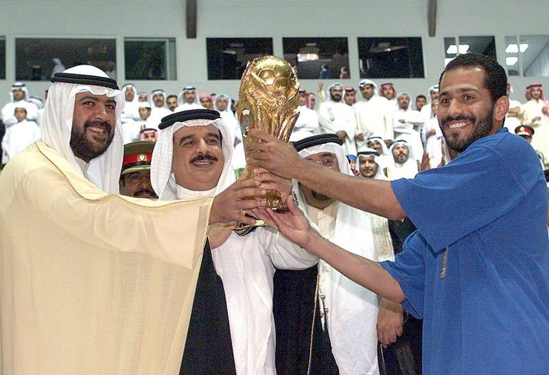 الملك حمد يتوج الكويت بكأس الدورة الرابعة عشرة عام 1998 