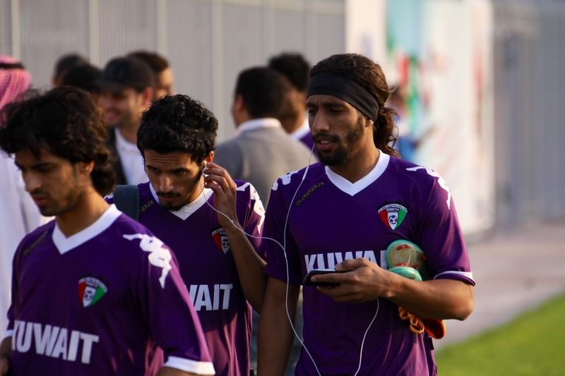 فهد العنزي ومحمد فريح وعلي مقصيد في تدريبات منتخب الكويت يرتدون قمصان "كابا" ...تصوير زكي الشيخ