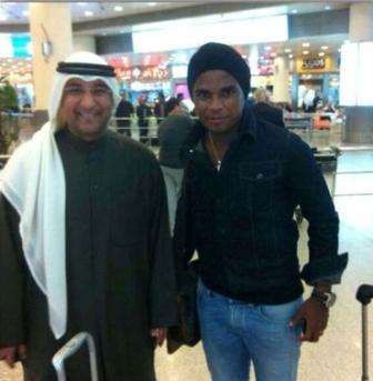 المحترف البرازيلي المير لوبيز مع مدير العلاقات العامة بالسالمية