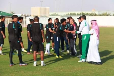 التونسي أحمد العجلاني يتعرف على لعبي الشعلة في أول تدريب له مع الفريق