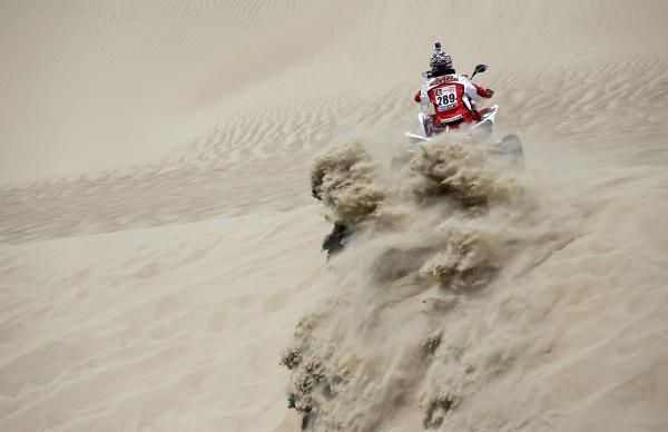 2013-01-05t215602z_1145739293_gm1e9160geg01_rtrmadp_3_rallying-dakar_reuters