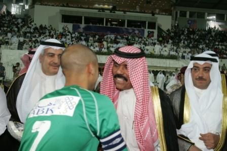 صورة ارشفية لولي عهد الكويت الشيخ نواف الاحمد يكرم أحد لاعبي العربي