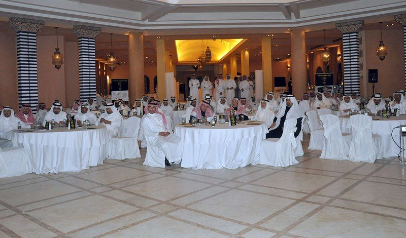 جانب  أعضاء الشرف الذين حضروا الاجتماع