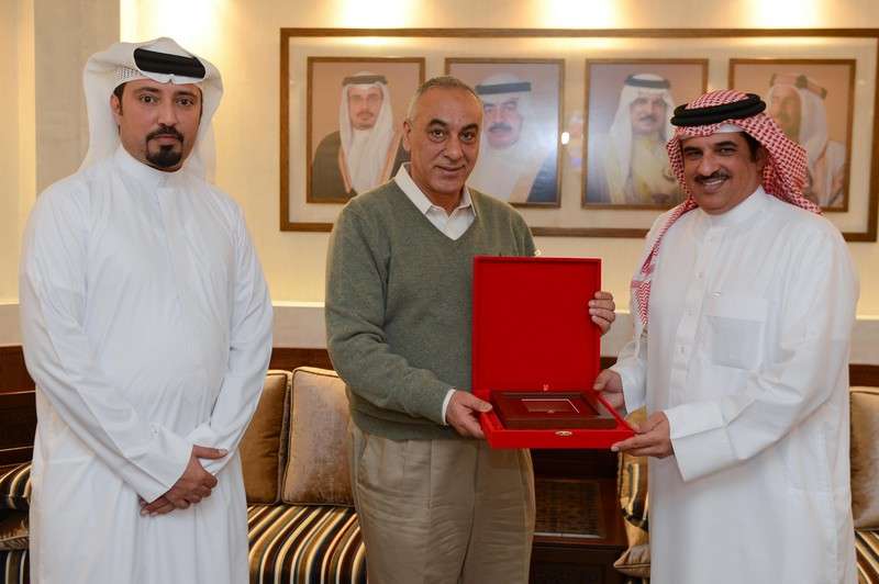 رعد حمودي يتسلم درع اللجنة الاولمبية البحرينية