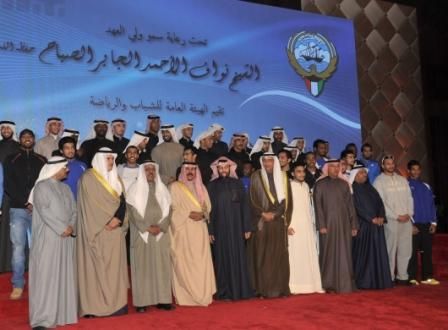 ولي عهد الكويت الشيخ نواف الاحمد يتوسط الرياضيين المكرمين
