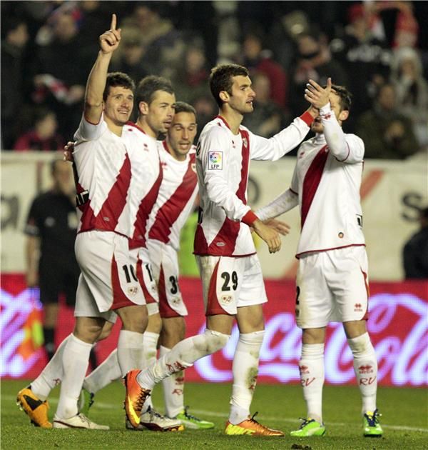 بيتي يحتفل مع زملائه بعد هز شباك خيتافي