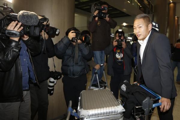 جونج تاي لدى وصوله إلى مطار إنشيون بكوريا الجنوبية