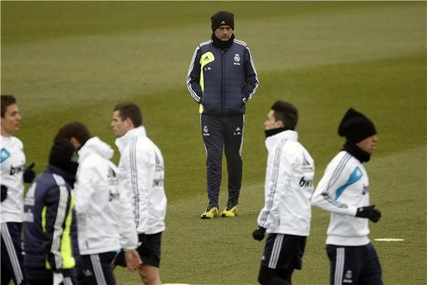 مورينيو خلال إعداد لاعبيه لمباراة سلتا فيجو