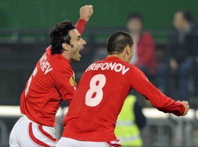 يانشيف قائد سسكا يحتفل بتسجيل هدف في دوري الأبطال