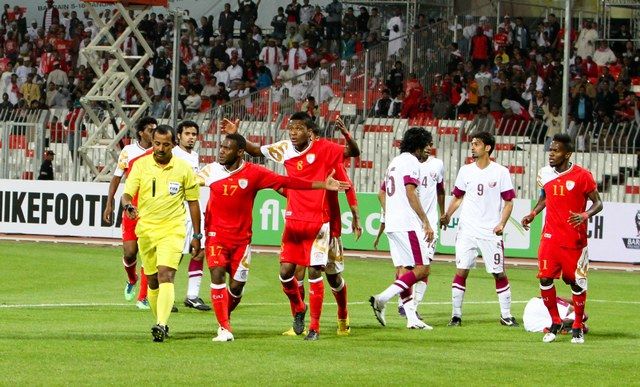 لاعبو عمان يعترضون على حكم المباراة