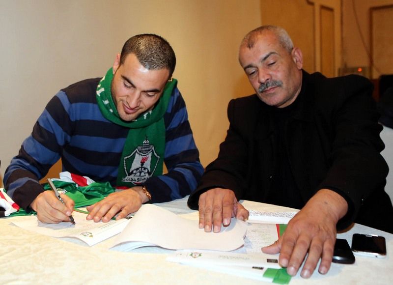 شفيع يوقع على عقده مع الوحدات بحضور زياد شلباية