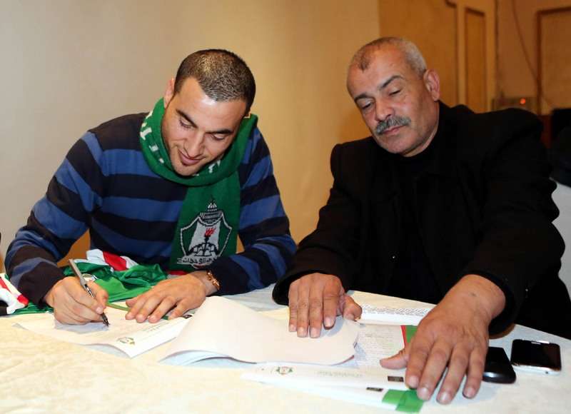 شفيع يوقع على عقده مع الوحدات بحضور زياد شلباية 