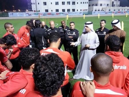  الشيخ سلمان بن إبراهيم خلال لقاءه مع اللاعبين