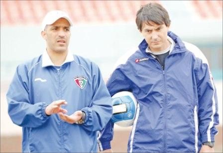 مدير المنتخب الكويتي مع المدرب جوران
