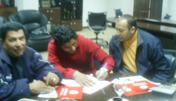 اللاعب خلال توقيعه للإسماعيلي