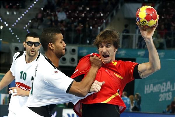 بركوس يتصدى لمحاولة الأسباني فيران موروس