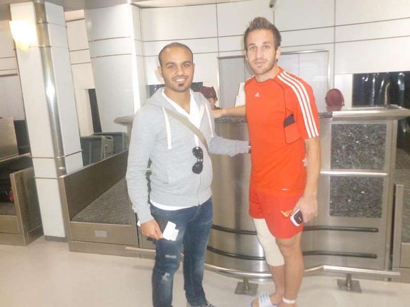 العمور يسار يودع العتال قبل خروجه من المستشفى