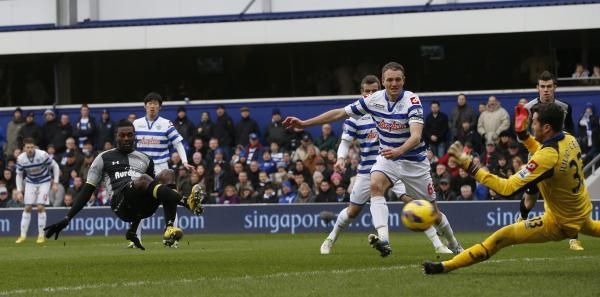 حارس كوينز بارك يتصدى لهجمه خطرة من توتنهام 