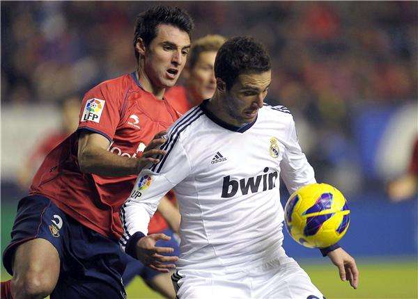 هيجوين في صراع على الكرة مع برتران