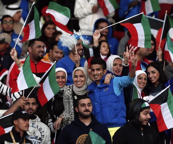 مشجعو الكويتي خلال المباراة الحاسمة أمام السعودية