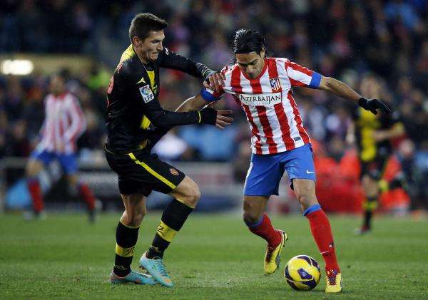 فالكاو في صراع على الكرة مع لاعب سرقسطة