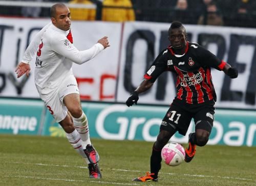  ايريك مولونجي (يمين)