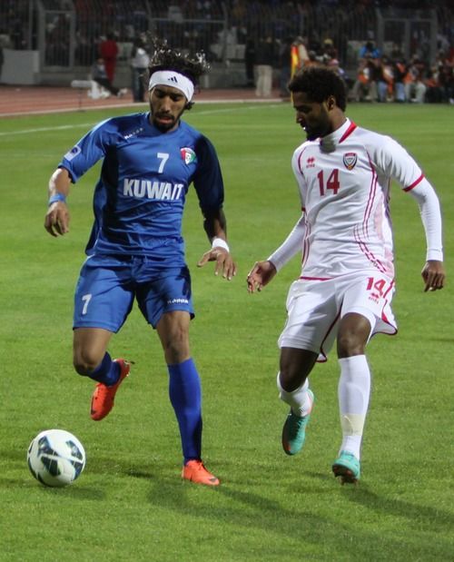 العنزي (يسار)