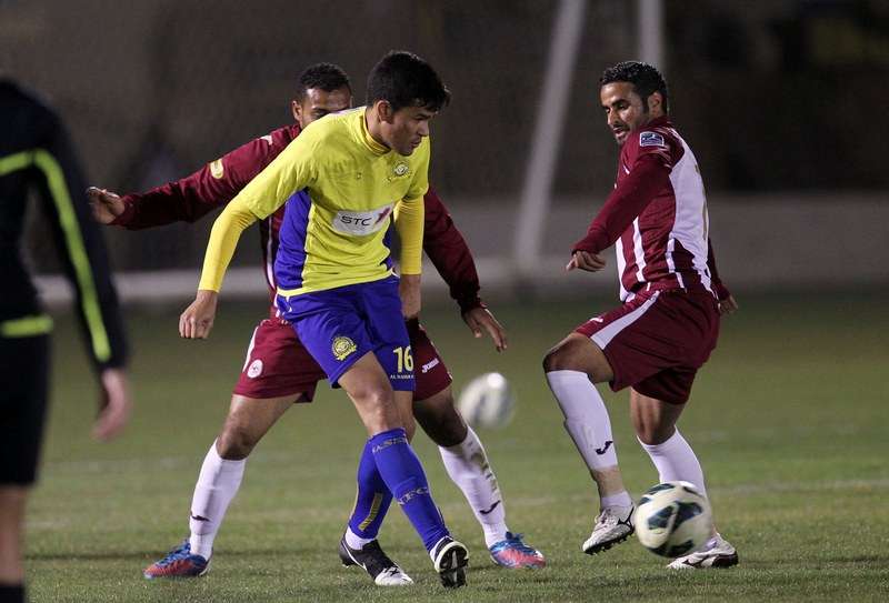 باستوس محترف النصر الجديد يحاول المرور من مدافعي الفيصلي