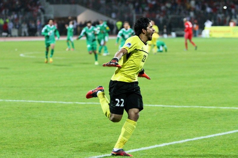 صبري يحتفل بجنون عقب تسديد ركلة الفوز في البحرين