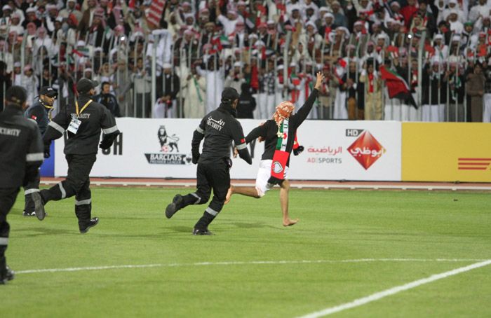 مشجع اقتحم المباراة وذهب لتحية جماهير الإمارات