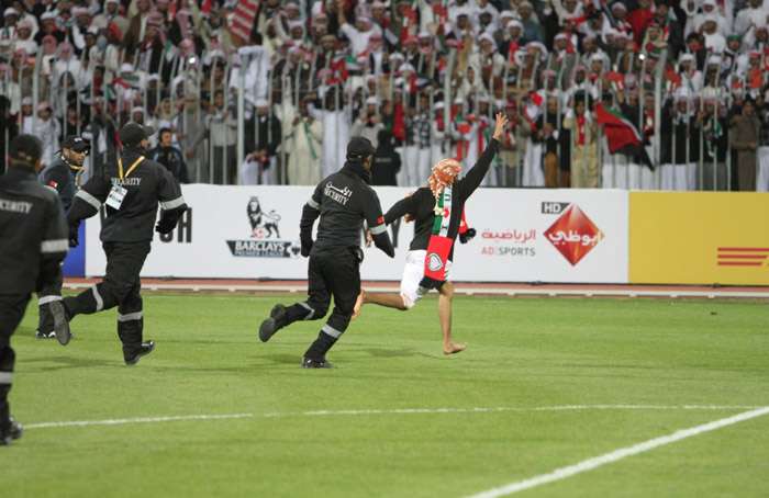 مشجع اقتحم المباراة وذهب لتحية جماهير الإمارات