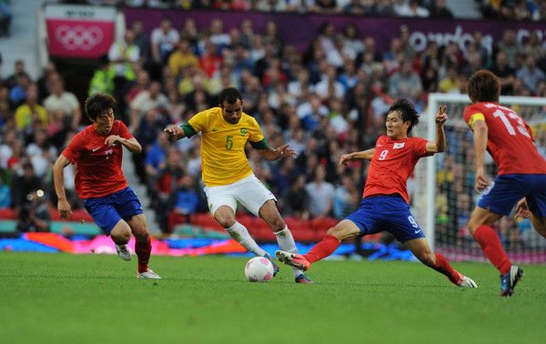 ساندرو بقميص المنتخب البرازيلي الأصفر