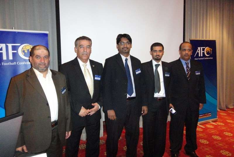 ممثلا نادي الرفاع خلال ورشة العمل الوفد البحريني يقف مع مدير البطولة جاك سوبرا