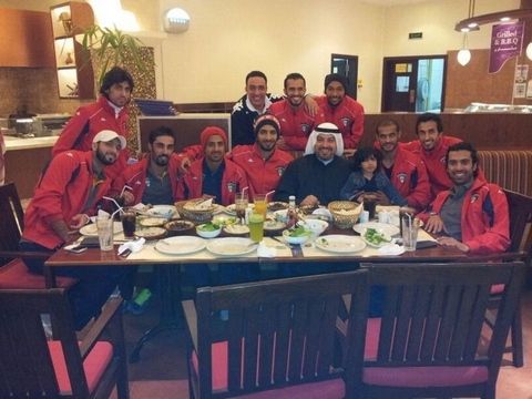 طلال الفهد يتوسط لاعبي الازرق 