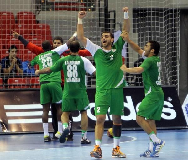 لاعبو السعودية يحتفلون بالفوز