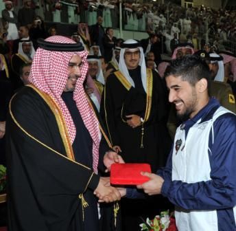 عبدالهادي خميس يتسلم جائزة هداف بطولة 