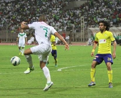 فيكتور يروض الكرة تحت انظار حسين عبد الغني في مباراة اليوم