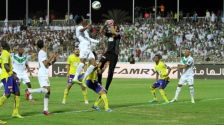 العنزي يبعد الكرة بقبضة يده قبل ان يصل لها مهاجم الأهلي