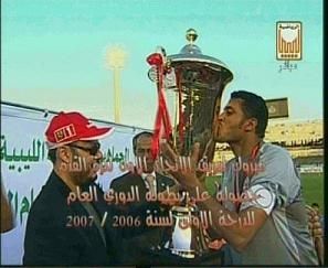 عبود يستلم الكأس من الدكتور محمد القذافى 