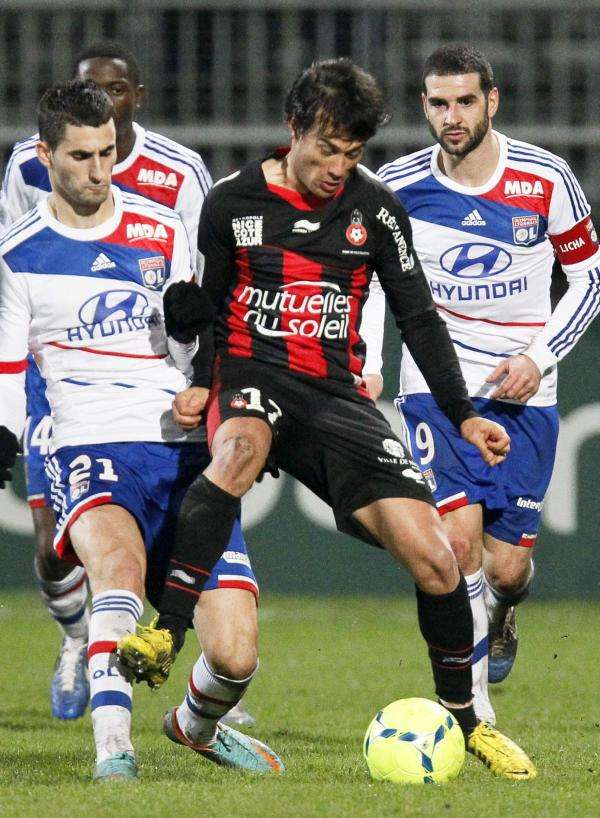 داريو محاصر من لاعبي ليون 